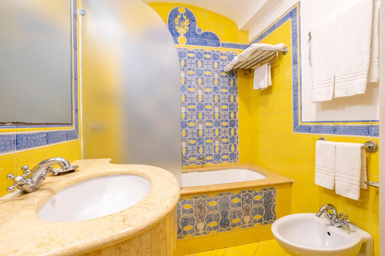 Bathroom 5, Grand Hotel La Pace, Napoli