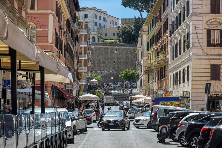Others 4, A casa Di Roberta, Rome