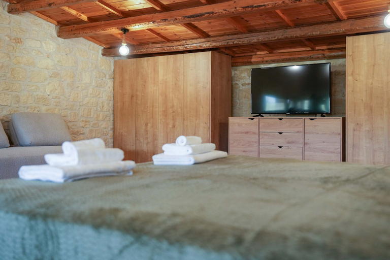 Room 2, Oliva Emerald Eco - Secluded Off-grid Vineyard Villa, Crete