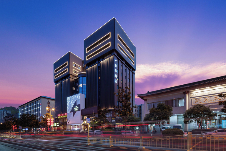 Exterior & Views