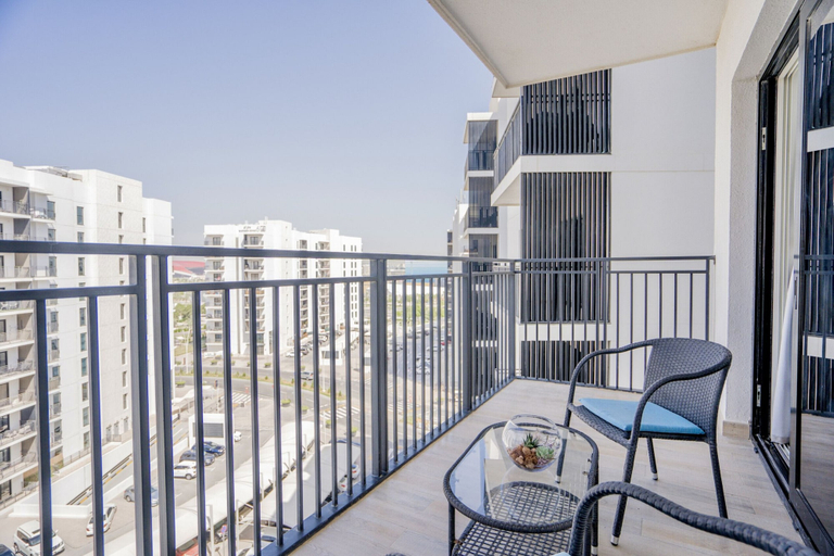 Room 4, Modern Yas Island Escape w Peaceful Canal Views, Yas Island