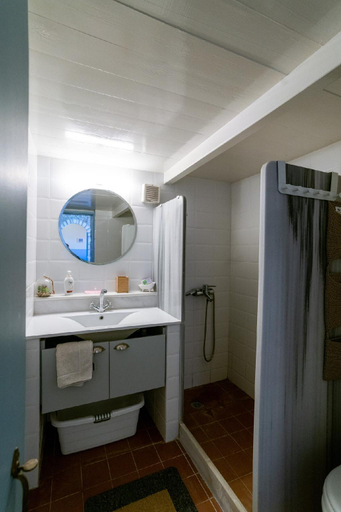 Bathroom 2, O Gatos, Peloponnese