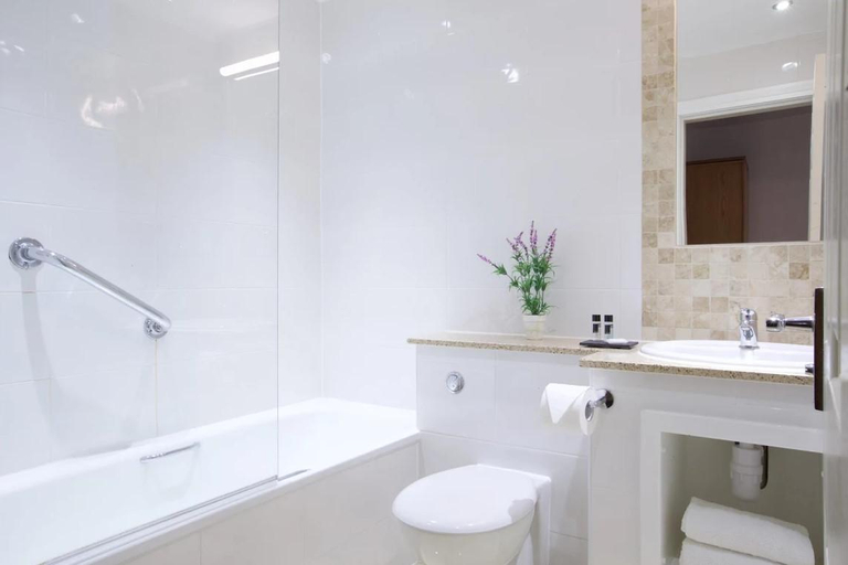 Bathroom, Warrington Fir Grove Hotel, Sure Hotel Collection, Warrington
