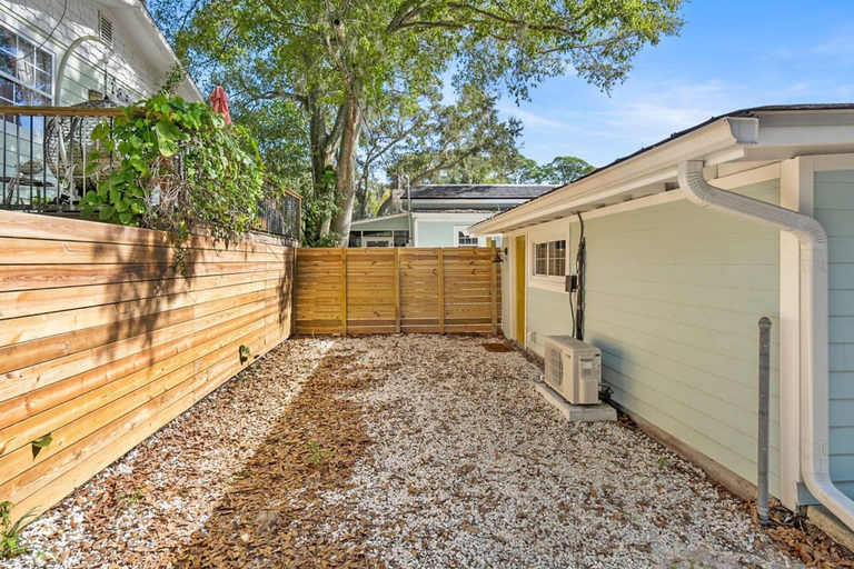 Room 4, Renovated Bungalow With Work Space Kitchen Patio, Saint Johns