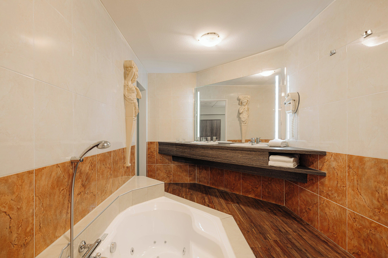 Bathroom 5, Leonardo Hotel Eindhoven City Center, Eindhoven
