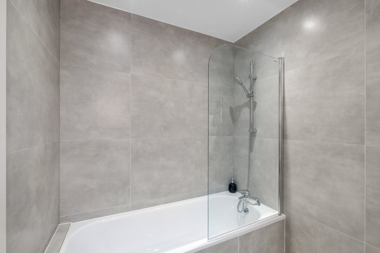 Bathroom, Newly Converted 2BDR 1BA APT in Hounslow, London
