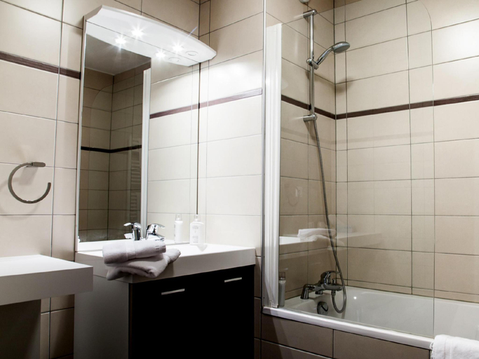 Bathroom 4, Logis Hotel Le Menestrel - chambres climatisees, Haut-Rhin
