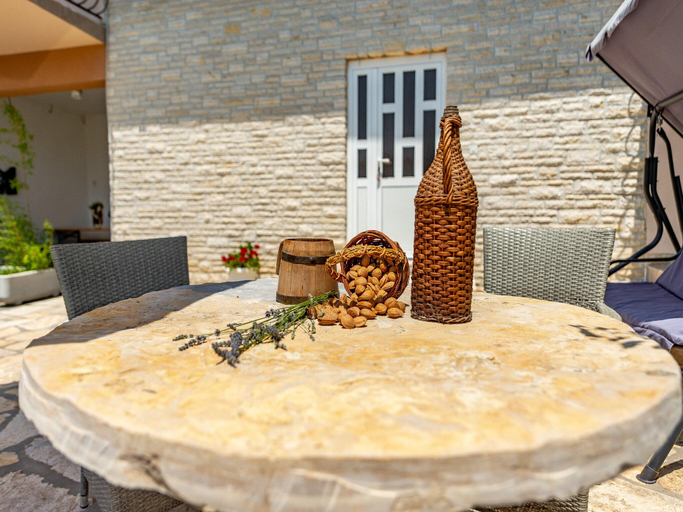 Food & Drinks, Holiday Home in Lisicic with Pool, Benkovac
