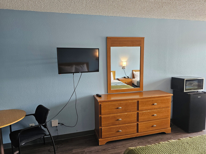 Others 5, Sumner Motor Inn, Pierce