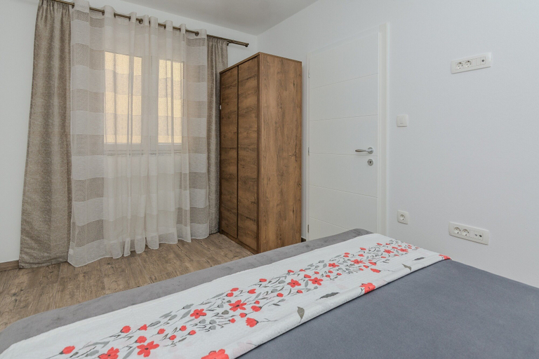Others 4, Apartment Mutak, Vir