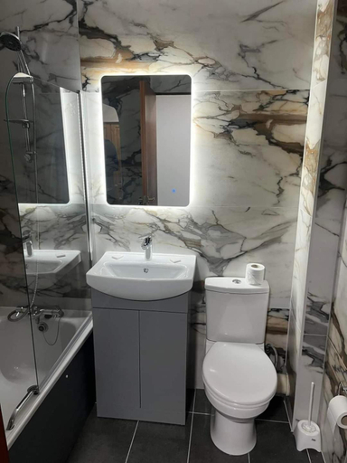 Bathroom, MacDonald Hotel & Cabins, Highland
