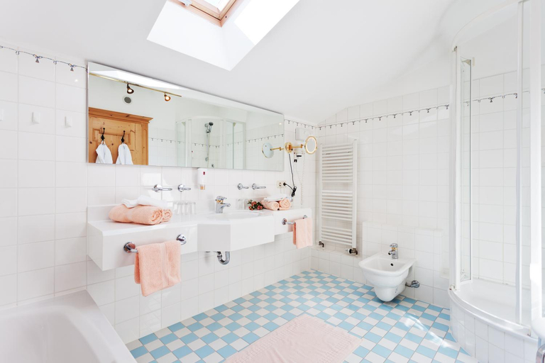 Bathroom 5, Hotel Schwarzer Adler, Reutte