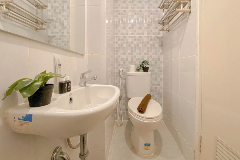 Bathroom, Simply Look and Restful Studio at Tokyo Riverside PIK 2 Apartment, Tangerang