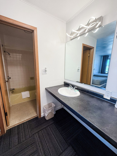 Bathroom 3, Superior Stays, Langlade