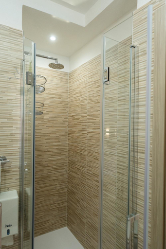 Bathroom 4, Leonardo's B&B, Salerno