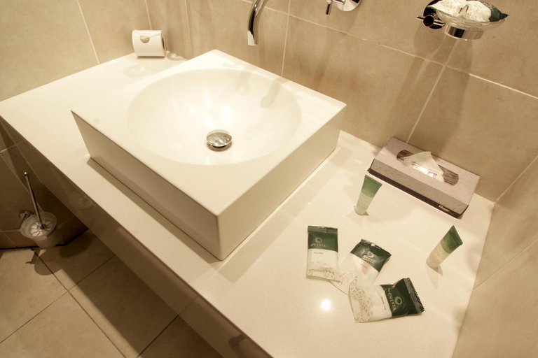 Bathroom 4, Cresta Lodge Hotel, Gaborone