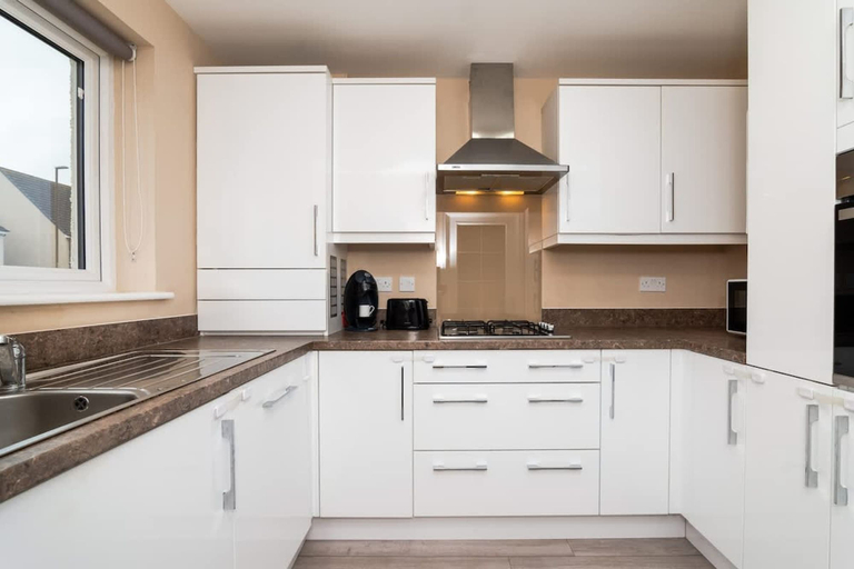 Room 4, 3 Bedroom House-private Parking, Midlothian