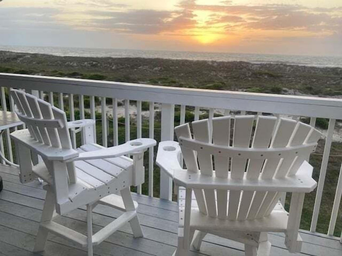 Others 2, Oceanside Townhouse with Ocean View and Access to the Deck by RedAwning, Nassau