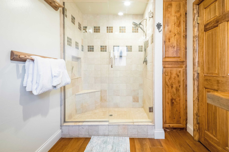 Bathroom 4, Hot Tub, Fire Pit, Game Room, Large Deck, Views Angels Camp Lodge by Avantstay, San Bernardino