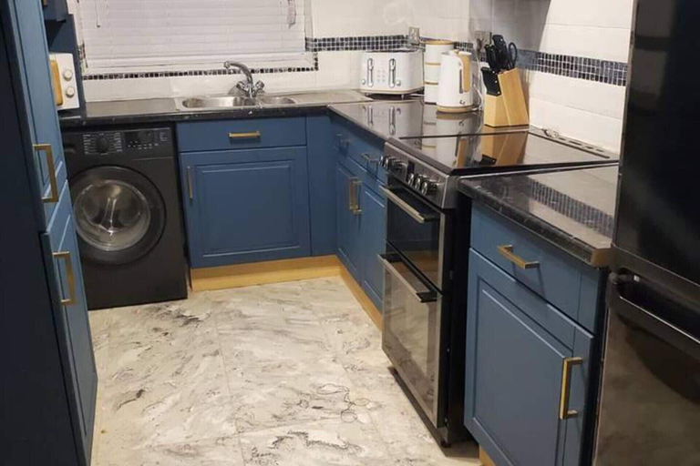 Others 3, House - Sleeps 5 - Garden - Parking, Bridgend