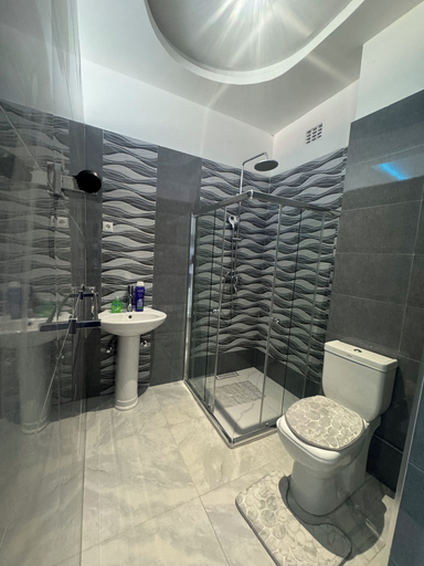 Bathroom, Mangungumete Motel, Inhassoro