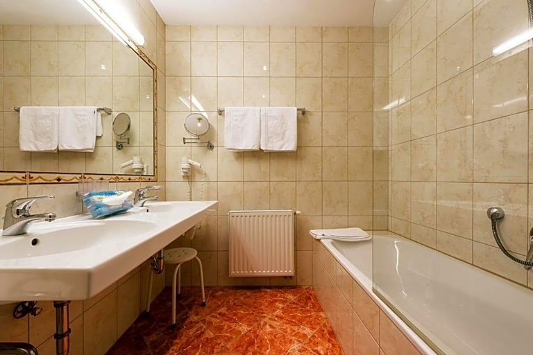 Bathroom 5, Hotel Alpenruh-Micheluzzi, Landeck