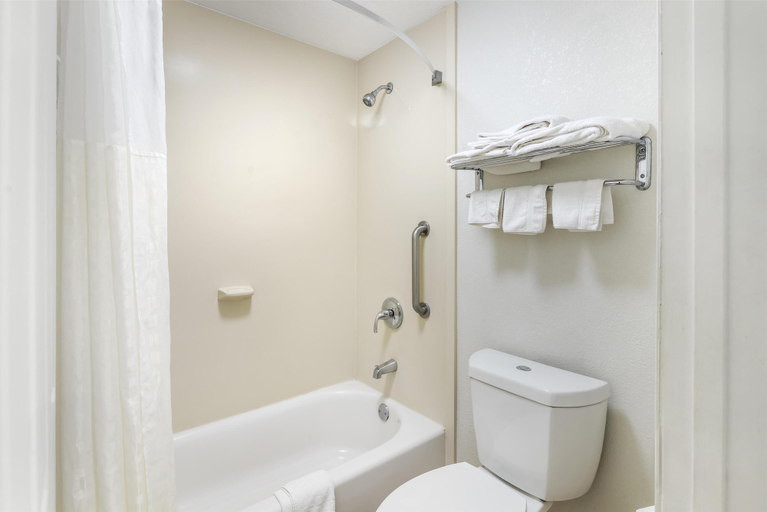 Bathroom 4, Best Western Central Inn, Chatham