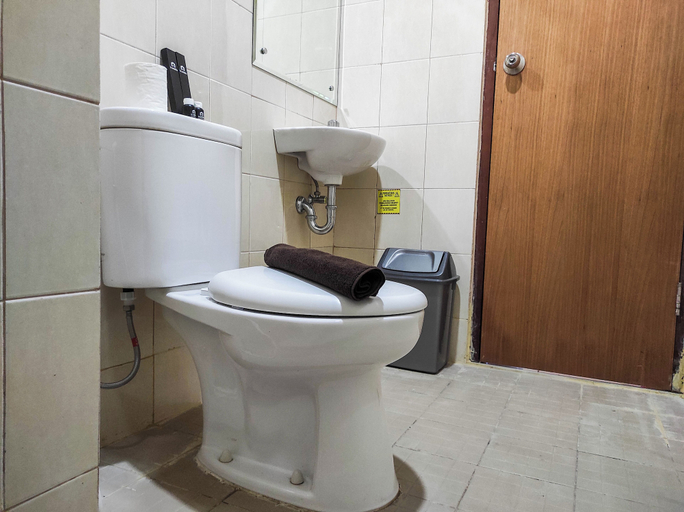 Bathroom 3, Luxurious 1BR at Vida View Makassar Apartment, Makassar