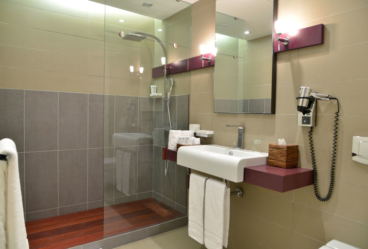 Bathroom 5, Hotel Le Cristal, Komo-Mondah