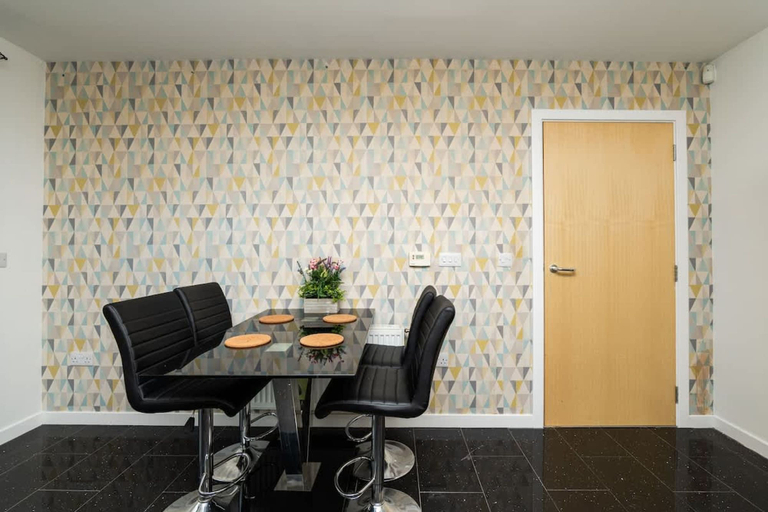 Room 5, 3 Bedroom House - Free Parking, Aberdeen
