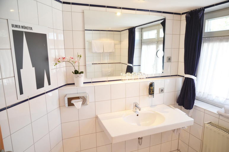 Bathroom 4, Hotel Garni Am Zehntstadl, Ulm
