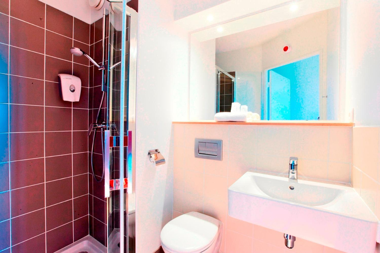 Bathroom 4, Premiere Classe Caen Nord Memorial - Sant Contest, Calvados