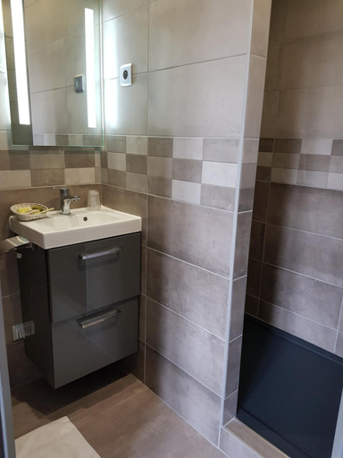 Bathroom 4, LOGIS - Chateau de la Motte - Hotel & Restaurant, Nord