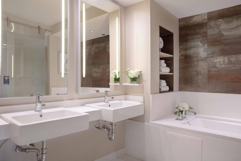 Bathroom 5, Radisson Blu Aqua Hotel Chicago, Cook
