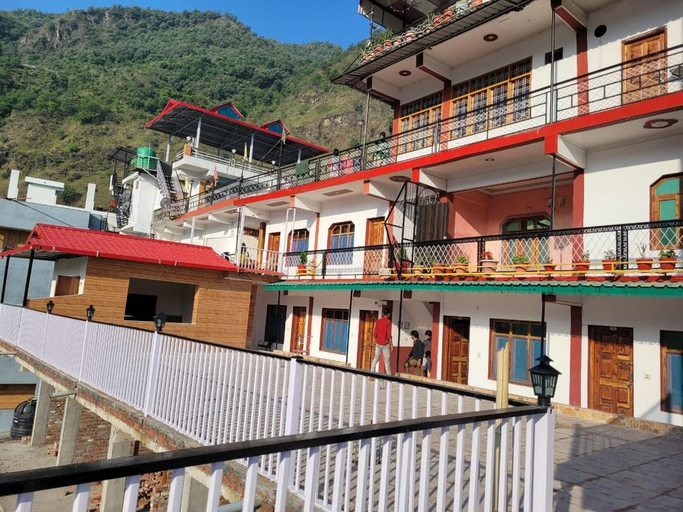 Exterior & Views