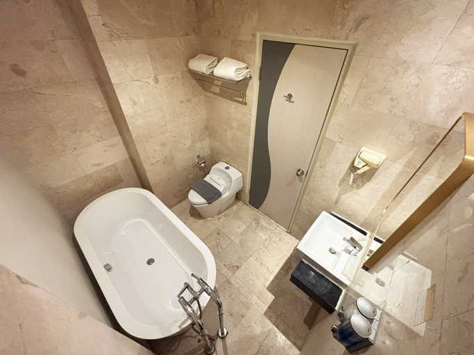 Bathroom 5, W Three Premier Hotel Makassar ( Formerly Lariz W Three Hotel ), Makassar