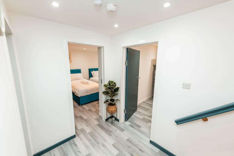 Interior 2, Sale 2-bedroom Apt - Sleeps 5 - Free Parking, Trafford