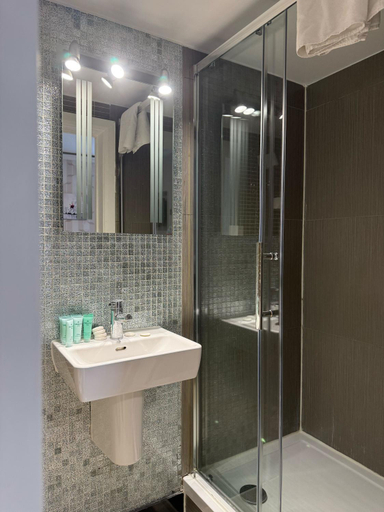 Bathroom 3, Hyde Park Suites, London