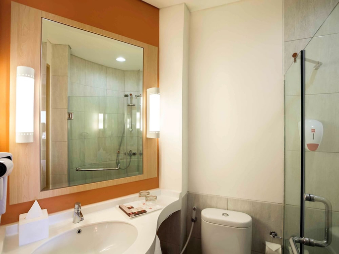 Bathroom 5, Ibis Jakarta Harmoni, Central Jakarta