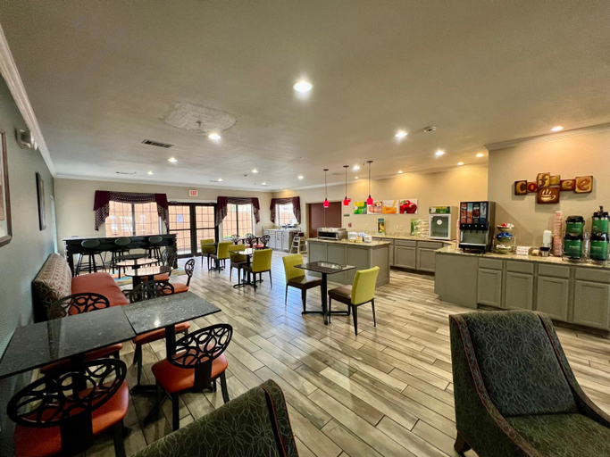 Food & Drinks 5, Quality Inn & Suites Near University, McLennan