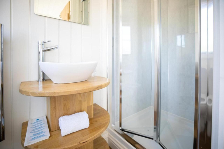 Bathroom 3, Cabin for 2 with walks WiFi bat and restaurant, Angus