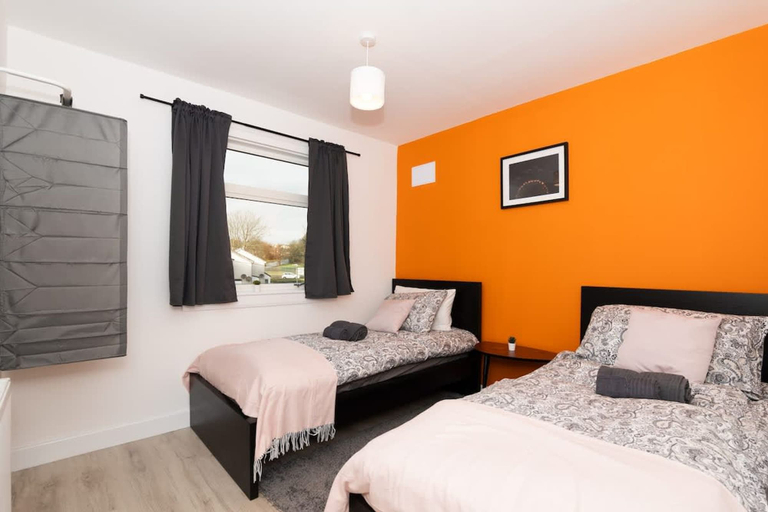 Room 5, 4 Bedrooms-2bath-free Parking, Falkirk