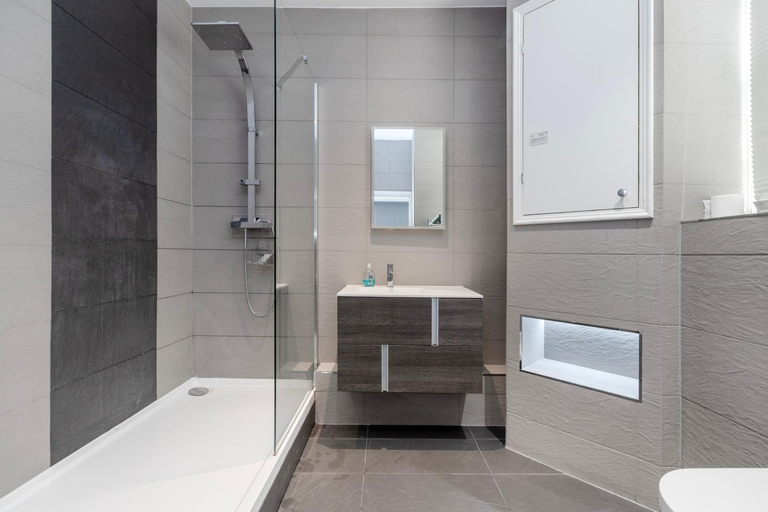 Bathroom 4, Hyde Park Rooms and Apartments, London
