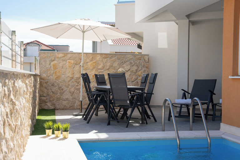 Sport & Beauty 5, Funtastic Apartment with Private Heated Pool, Novalja
