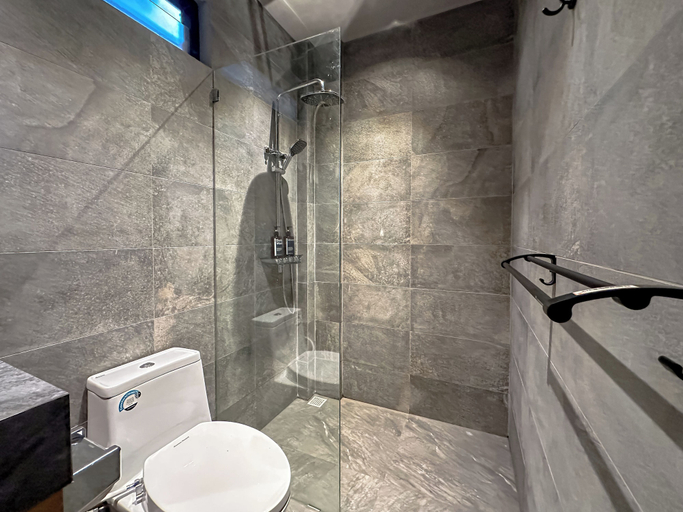 bathroom 4