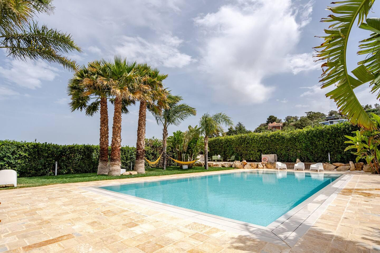 Sport & Beauty 2, Massaroom: Villa strepitosa con vista mare, Bari