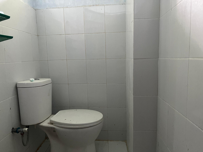 Bathroom 4, Hotel O Wisma La Oda Syariah, Sidenreng Rappang