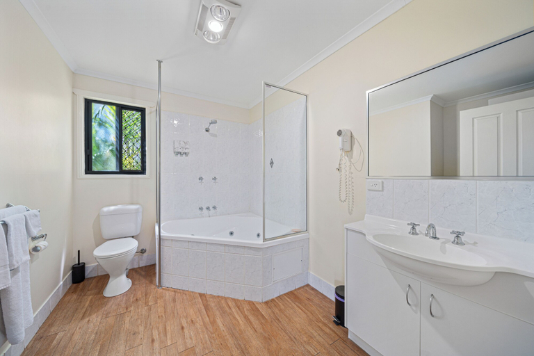 Bathroom 4, Emerald Motel Apartments, Emerald