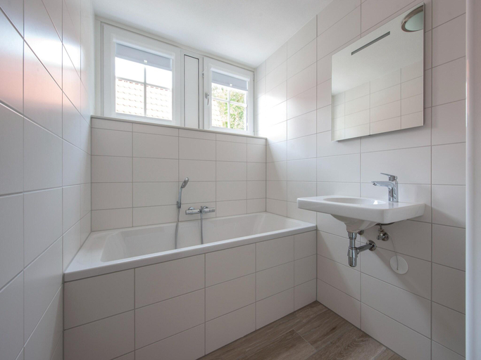 Bathroom 2, Relax in Coastal Luxury, Veere