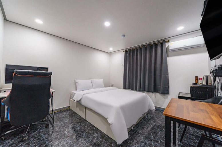Bedroom 2, ON and OFF-Sungui Station, Nam